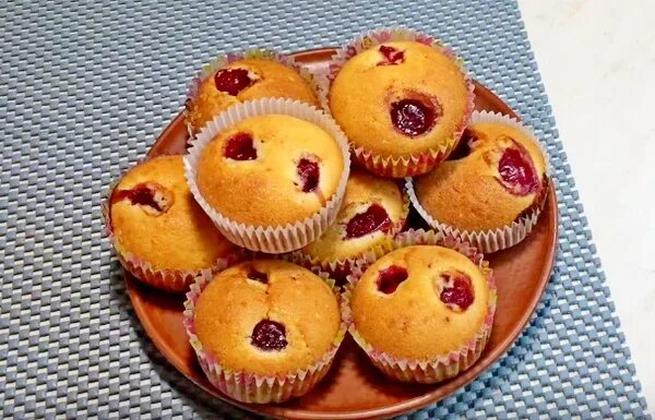 Cupcake Cherry Изображения: просматривайте стоковые фотографии, векторные изобра