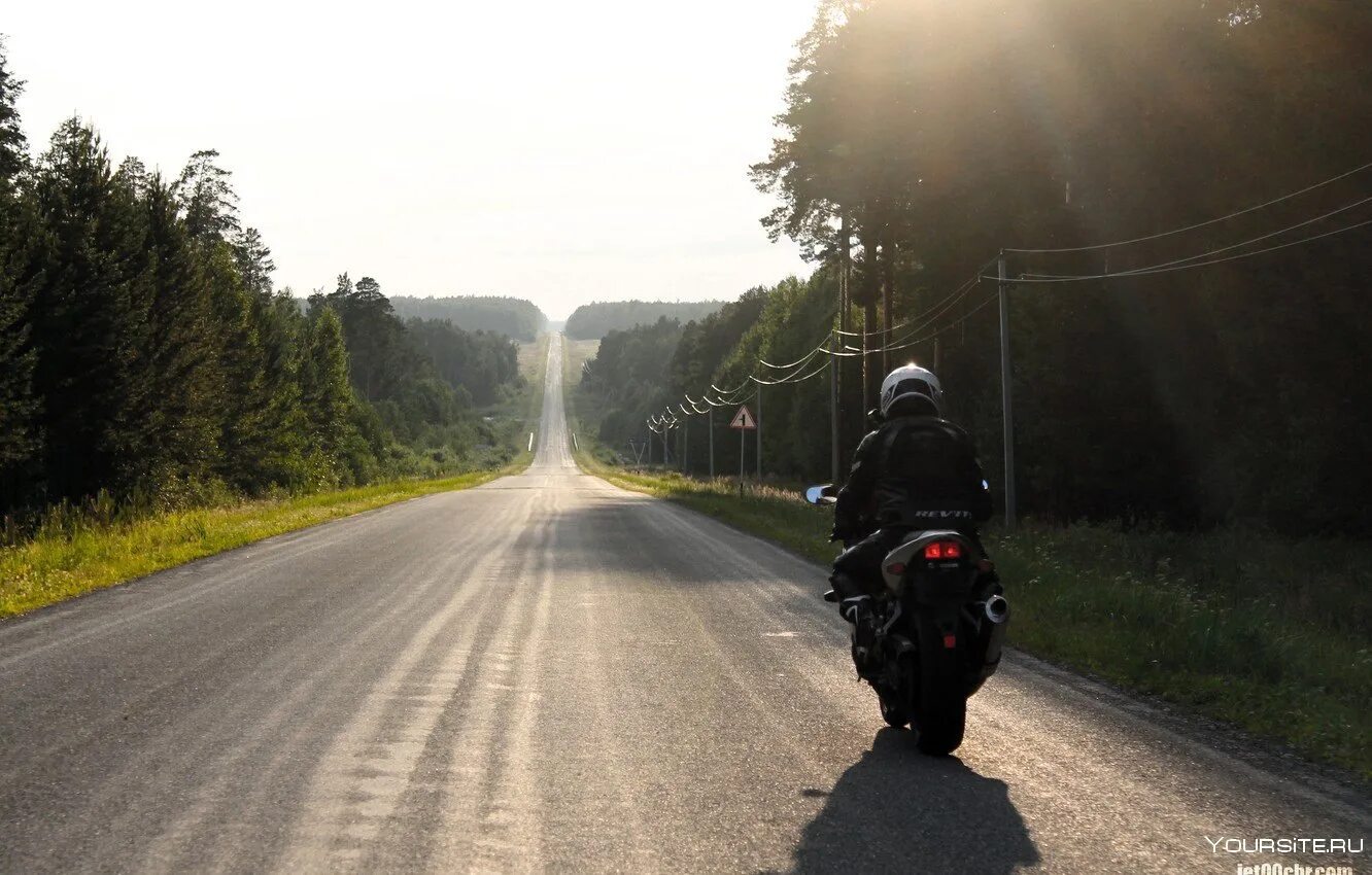 Первый участок пути мотоциклист. Мотоцикл на дороге. Байкер на дороге. Мотоциклист на дороге. Мотоциклист на трассе.