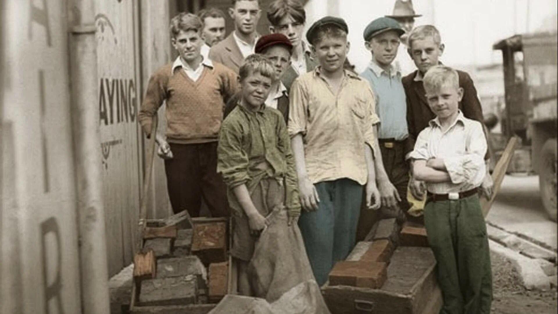 В годы великой депрессии выпустили самую крупную. 1930s great depression. великая депрессия в цвете. мода великой депрессии. сериал про великую депрессию в америке.