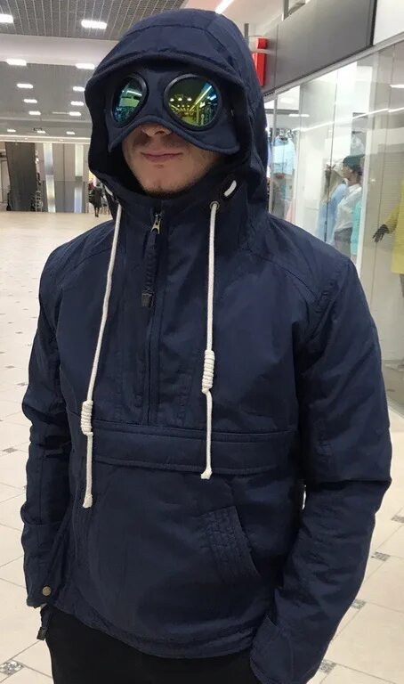 Как называется капюшон с очками. Капюшон сипи компани. Company куртка black 999 primaloft. Ветровка c p company nycra. P company офники.