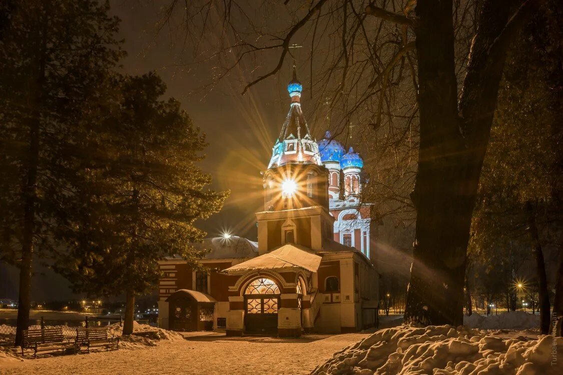 Храм Ярославль зимой вечер. Церковь в Ярославле ночью. Свято Троицкий храм Томск ночью зимой.