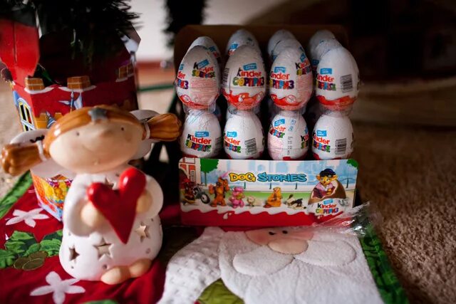 коробка киндеров сюрпризов. коробочка киндеров. киндер сюрприз ящик. шоколадное яйцо kinder сюрприз макси. упаковка киндер сюрприз.