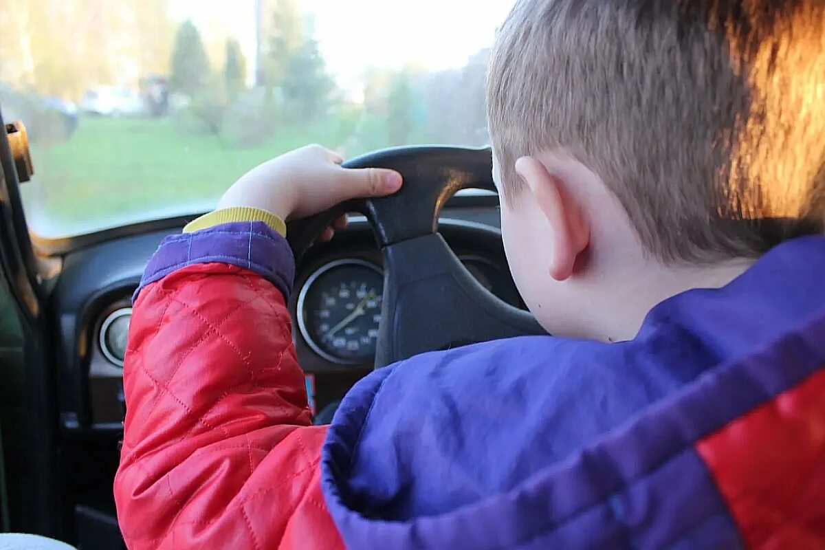 Подросток за рулем. Подростокза рулём автомобиля. Ребенок за рулем. Школьник за рулем. Покататься на машине без прав