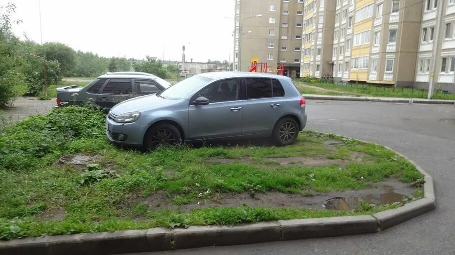 Штраф за газон парковка. Газон машина. Парковка на газоне. Припарковался на газоне. Штраф за парковку на газоне.