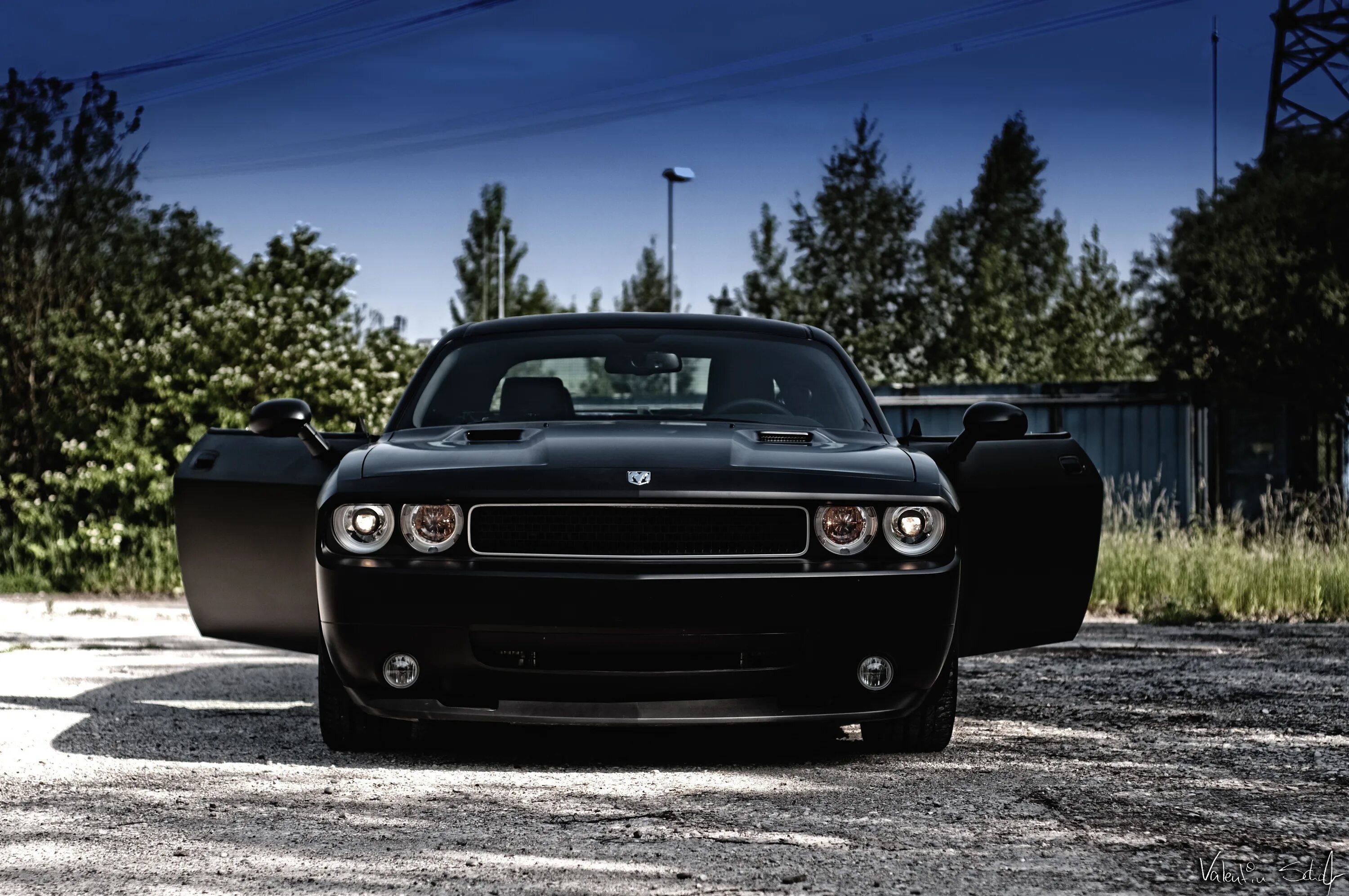 Обои додж челленджер. Додж Челленджер СРТ 8 черный. Dodge Challenger srt8. Dodge Challenger srt8 Black. Dodge Challenger srt черный.