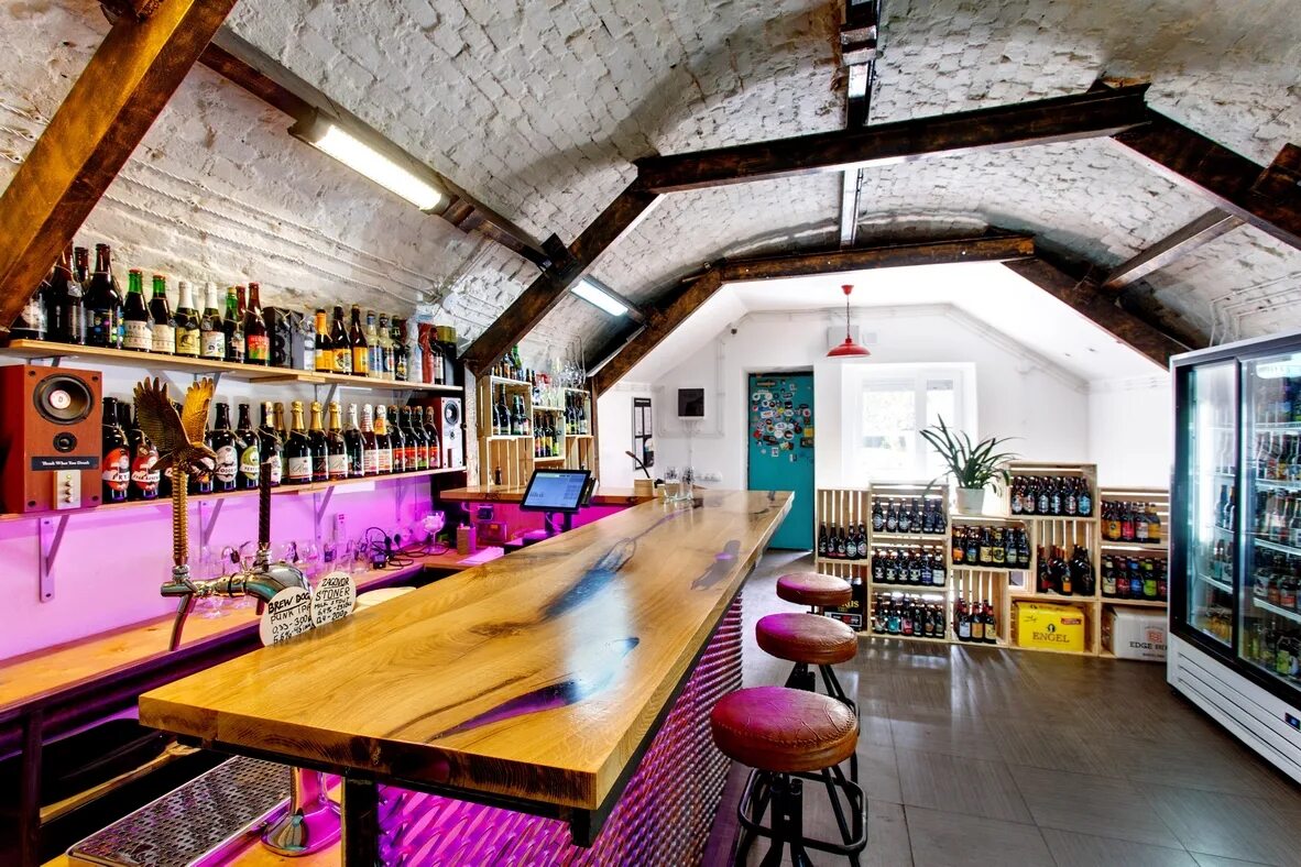 Blinders bottle shop спб. Store bottle. Напитки на полке. Полки с алкоголем. Склад лимонада.