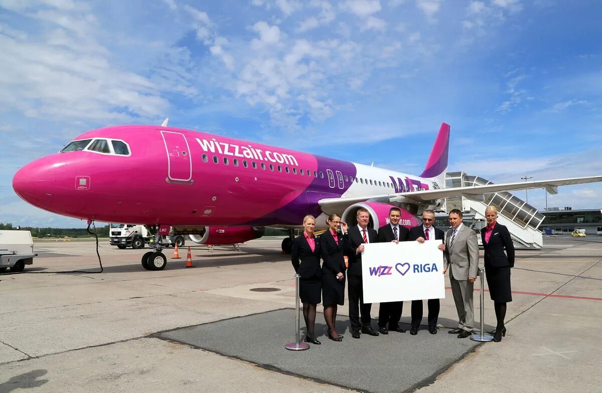 Авиакомпания wizzair. Wizz Air авиакомпания самолет. Международный аэропорт Венгрия Wizz Air. Wizz Air салон самолета. Wizz Air авиакомпания Таллин.