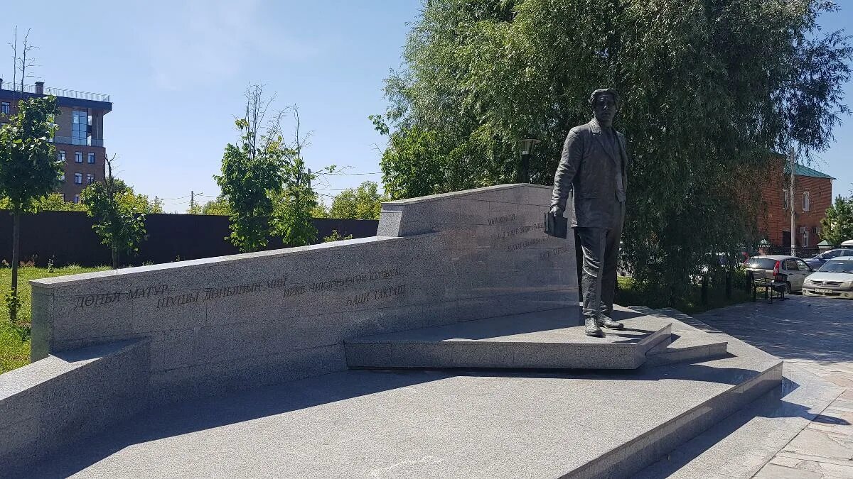 Как переводится такташ. Хади такташ памятник. памятник хади такташ в казани. музей хади такташа. асия миннуллина скульптуры.