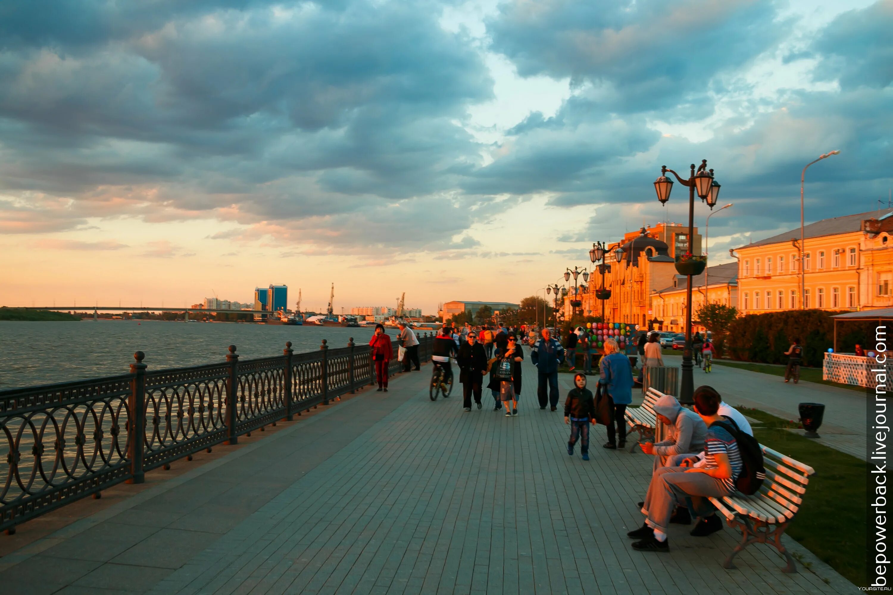 Сфр набережные. Череповец памятник на набережной. Набережная Астрахани достопримечательности. Красивая набережная. У набережной.