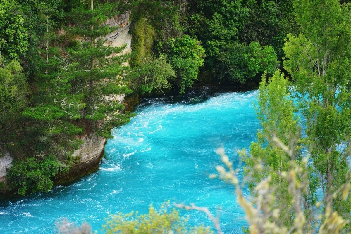 Реки сини. Река голубая Калининградская область. Голубая лазурь Алтай. Белореченские голубая река. Голубая Горная река.