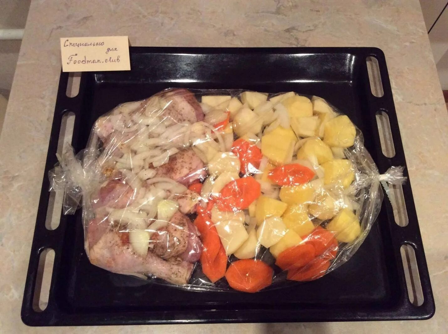 Овощи с куриным филе в рукаве. Курица с овощами в духовке в рукаве. куриные голени с овощами в духовке. курица с картошкой в духовке в рукаве. куриные ножки с овощами в духовке.