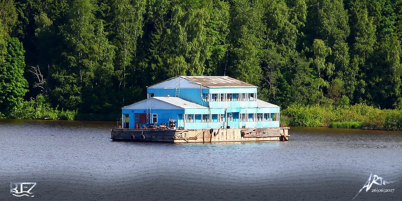 Дж 56. Дом из бутылок на Икшинском водохранилище. Дом творчества искусство на Икшинском водохранилище.