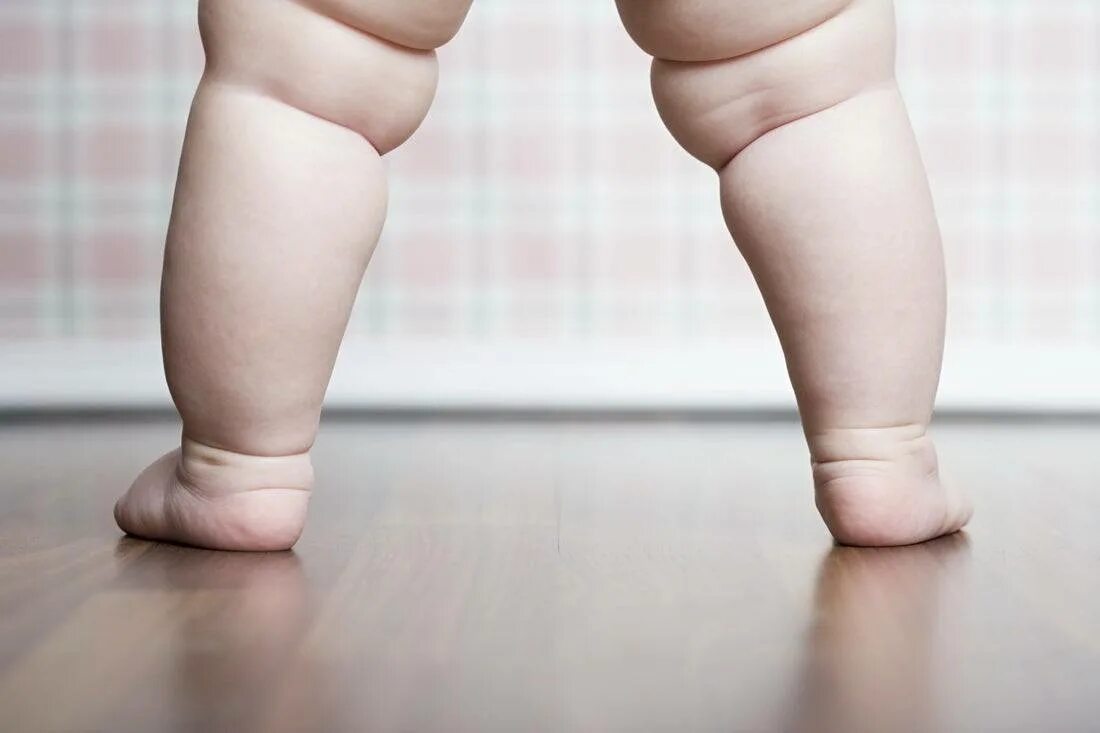 Ножки в 6 месяцев. Складочки на детских ножках. Складочки на ножках у младенцев.