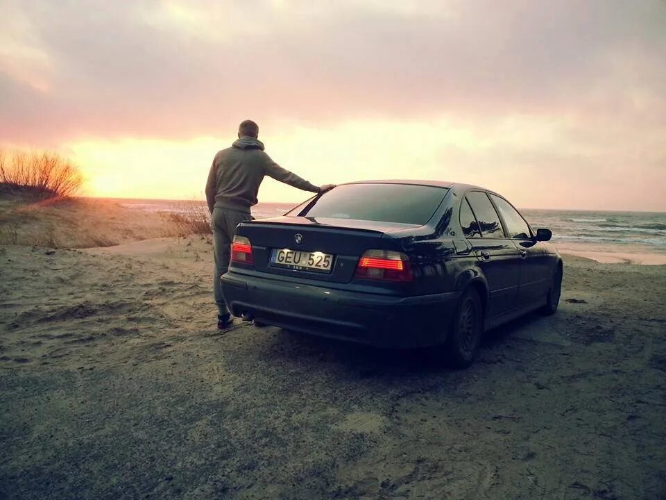 Занял место парня. Парень и БМВ е39. BMW e34 вдалеке. BMW e39 в закате. БМВ е38 закат.