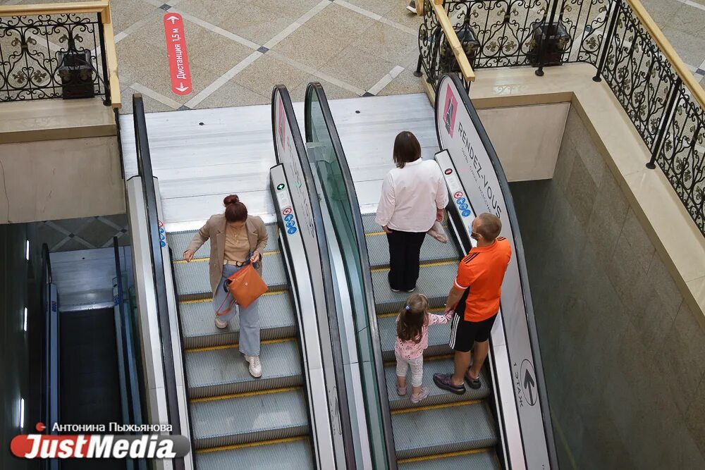 Сколько времени он был на эскалаторе. Люди на эскалаторе в торговом центре. Эскалатор в ТЦ. Подниматься на эскалаторе. Эскалатор в торговом центре.