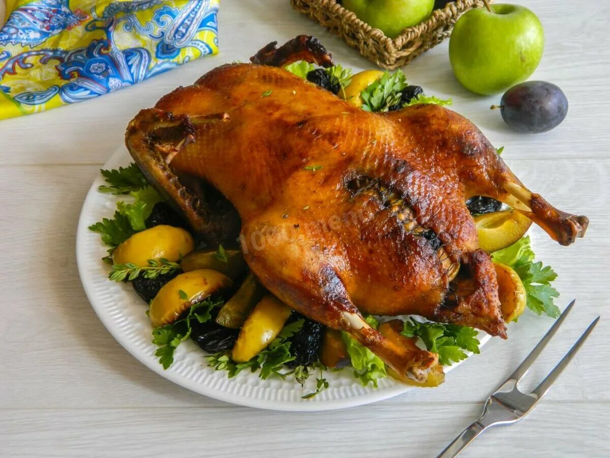 Как приготовить утку в духовке целиком вкусно. Утка запеченная. утка запеченная в духовке. утка с яблоками. утка запеченная с яблоками.