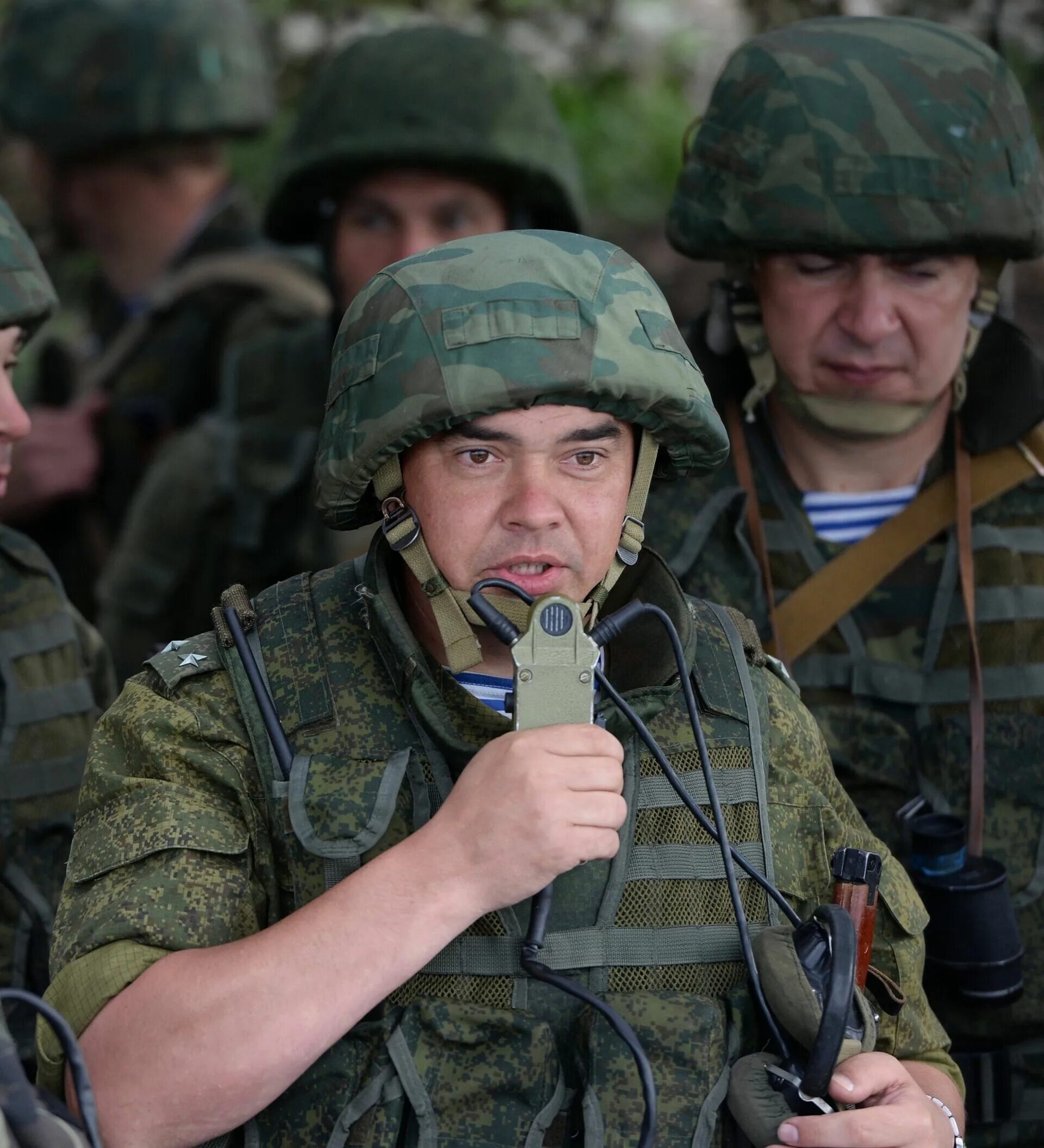 Русские военные. Учения войск связи. Военная рация. Военнослужащие России.