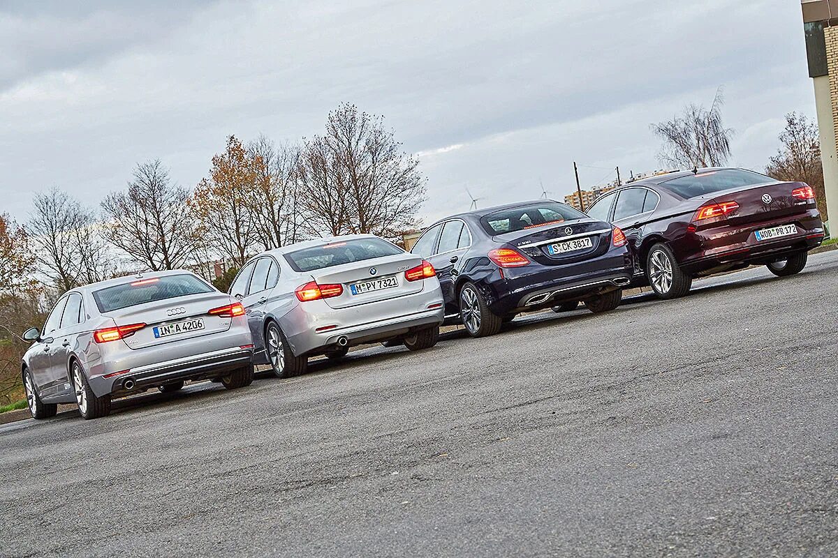 Ford mondeo vs volkswagen passat. Камри мерседес бмв ауди. Легендарная гонка passat vs bmw. Mazda 6 vs bmw 3. Бмв пассат.