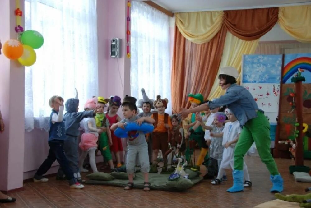 Инсценировка Чуковского в детском саду. Постановка сценки в детском саду по Чуковскому. Игры драматизации в детском саду старшая группа Чуковского. Драматизация по Чуковскому дети. Развлечение по чуковскому