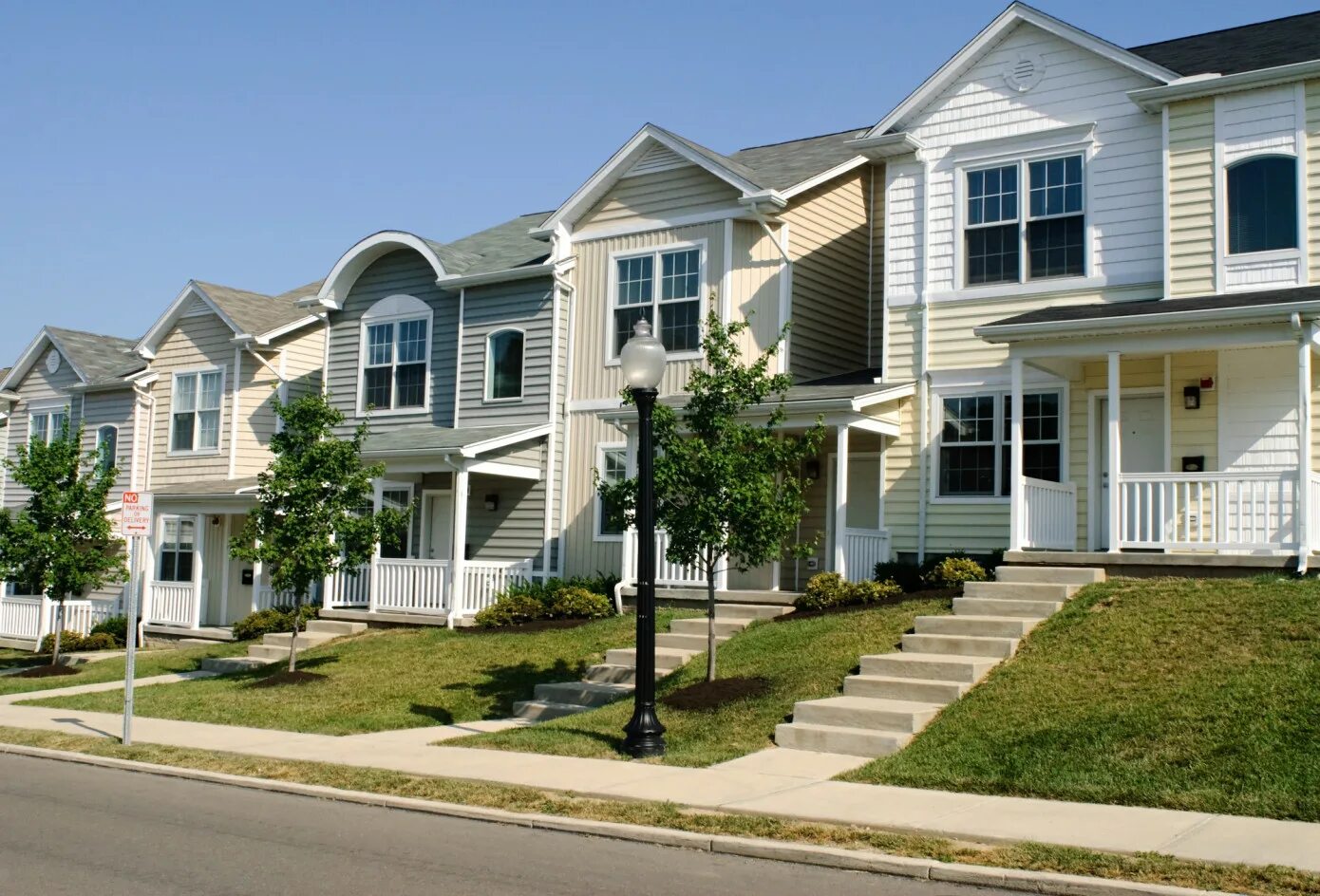 Таунхаусы в ряд. Townhouses и Row Housing различия. American neighborhood.