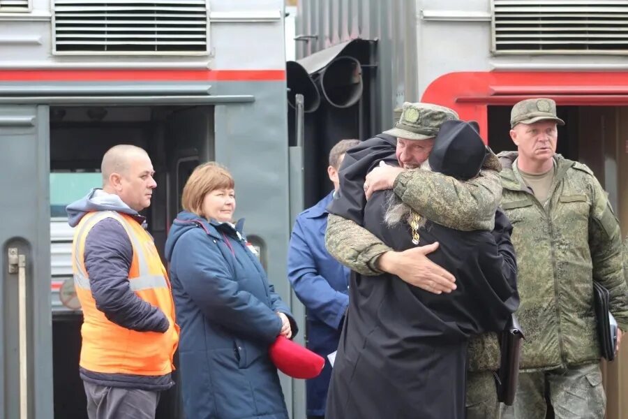 Россия проводит мобилизацию. Мобилизованные на вокзале. Саратов мобилизация 2022. Мобилизованные на вокзале в Саратове. Провожают на мобилизацию.