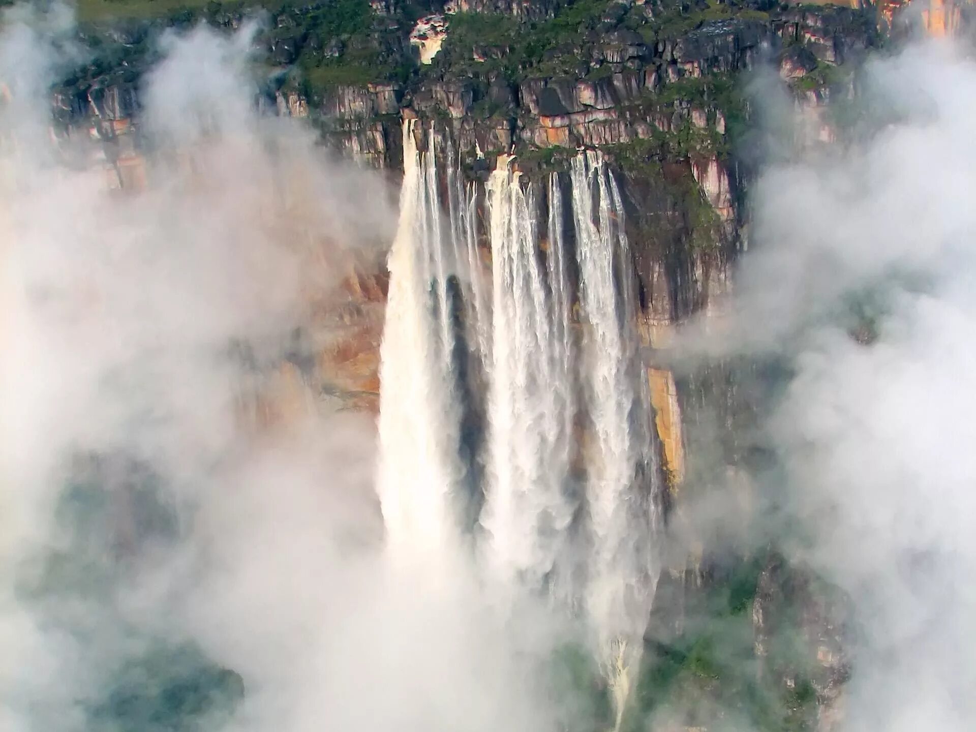 Какой самый мощный водопад. Прыжок с водопада Анхель. Водопады: Анхель и Игуасу.. Водопад Анхель фото.