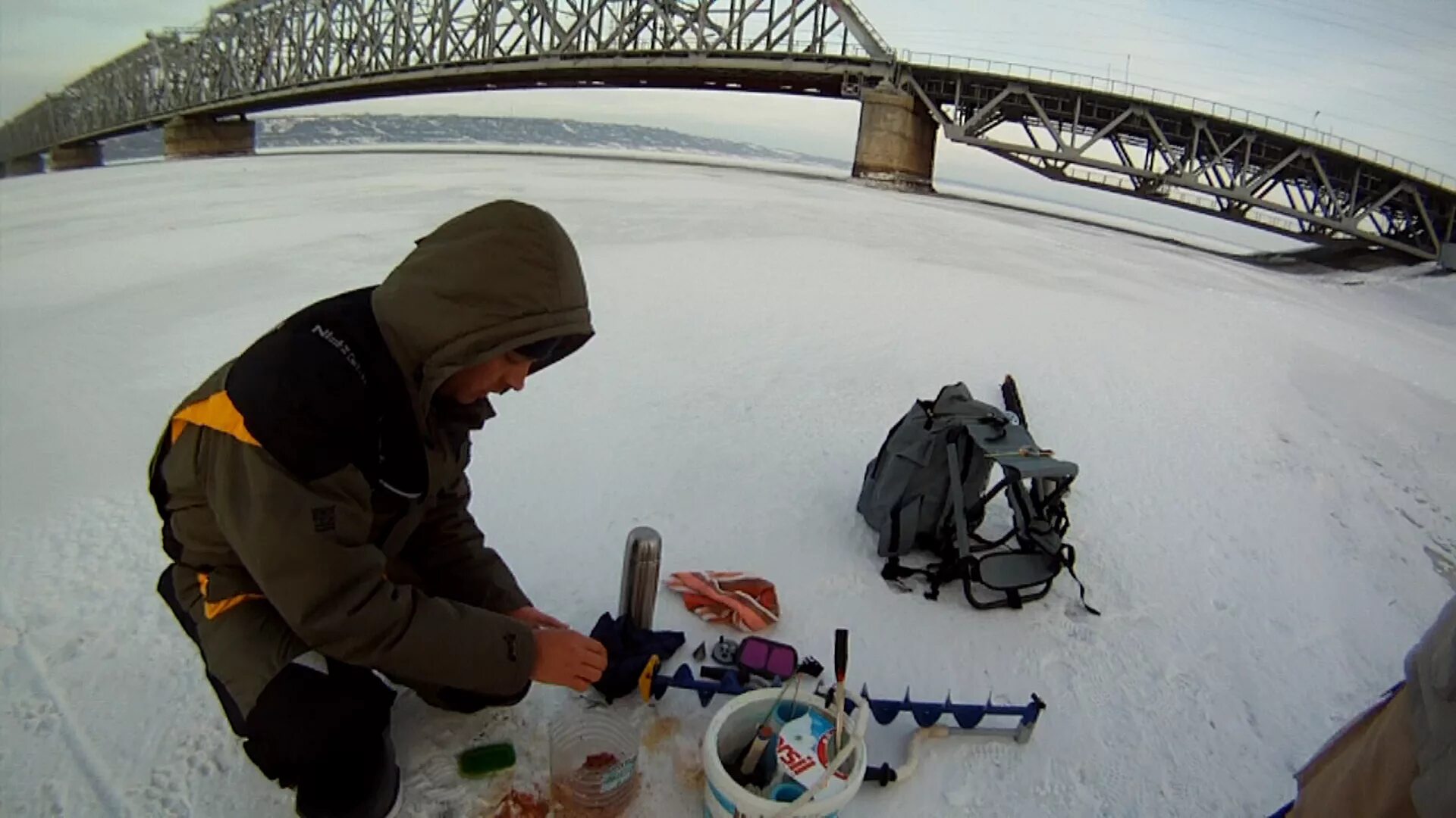 Рыбачим с моста. Зимняя рыбалка. Зимняя рыбалка на реке. Рыбалка под мостом. Мост для рыбалки.