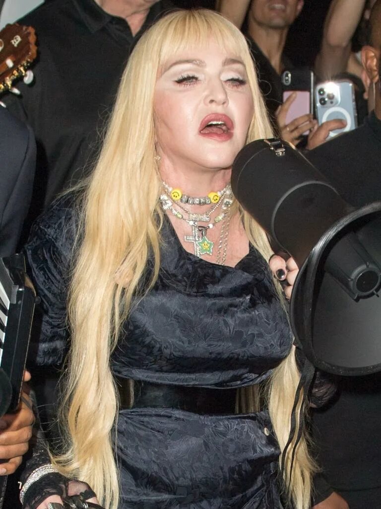 Мадонна без макияжа сейчас 2023. Как выглядит мадонна сейчас без фотошопа. Мадонна без макияжа 2017. 64 летняя мадонна. Как выглядит мадонна сейчас без фотошопа.