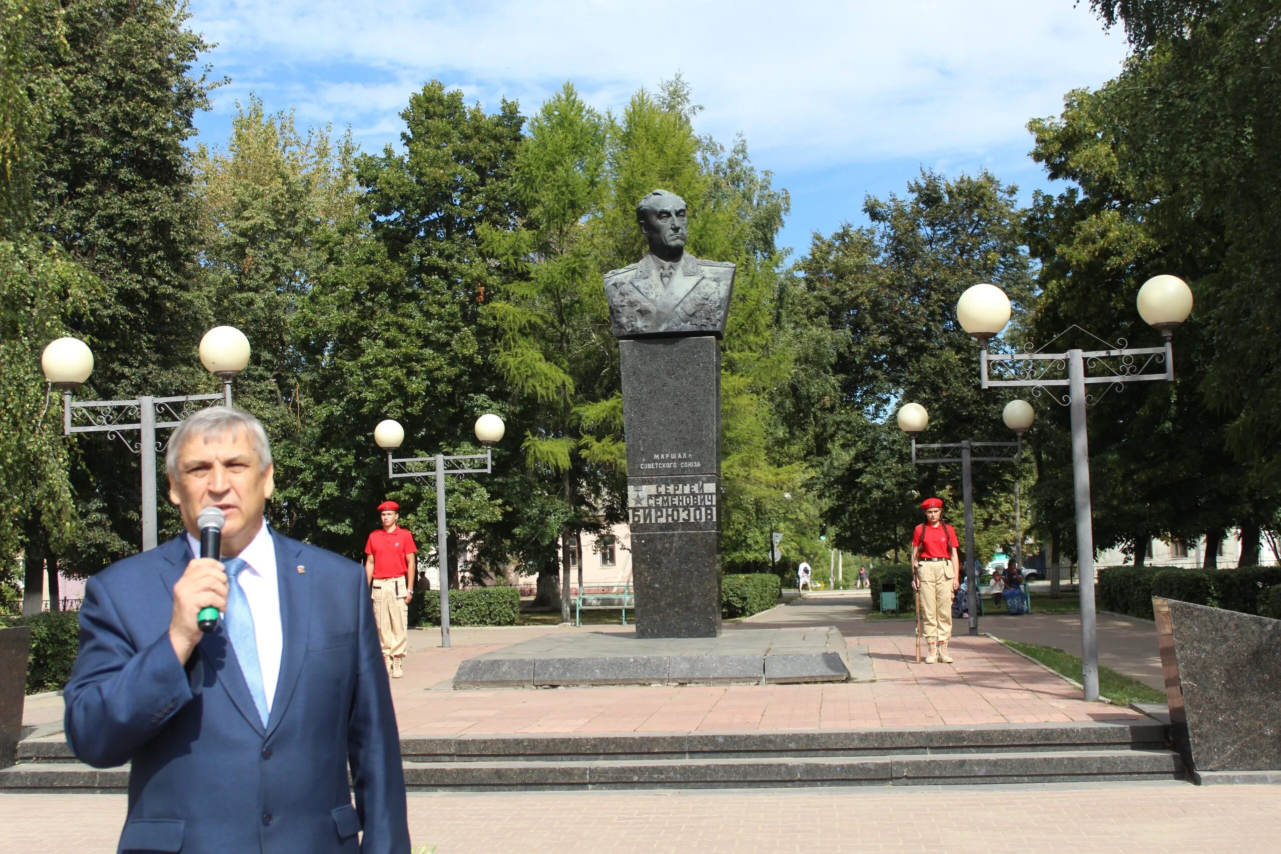 Скопинский памятник бирюзова. Маршал бирюзов памятник. Бирюзов скопин. Октябрьский. Бирюзов скопин.
