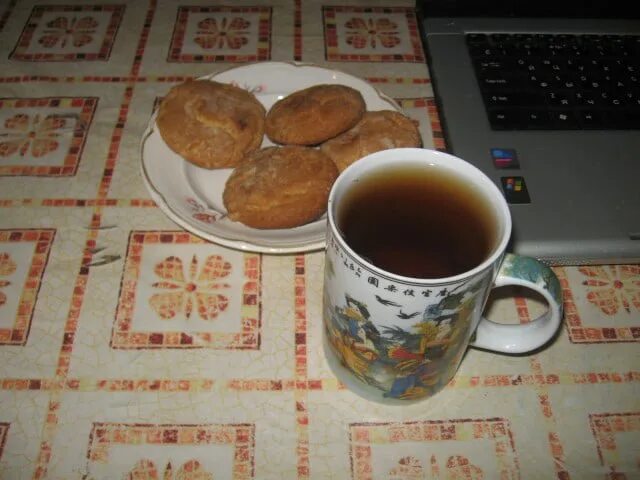 Чай пью с печеньями. Чай с печеньем. Чай с печеньем на столе. Пьет чай с печеньем. Печенье к чаю.