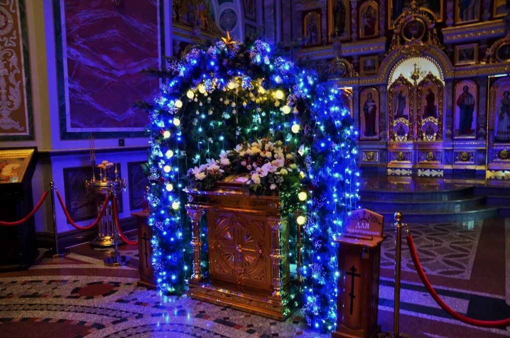 Храм симферополь богослужение. Мощи святителя луки в симферополе. Храм симферополь богослужение. Собор александра невского симферополь внутри. Город ейск торжественное богослужение.