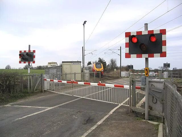 Level crossing. ЖД переезд светофор семафор. Железнодорожный переезд светофор со шлагбаумом. Шлагбаум светофор. ЖД шлагбаум.