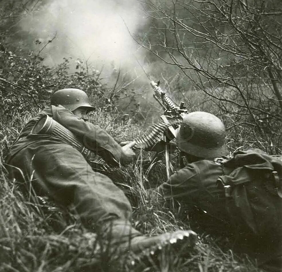 Снимки солдат вермахта в бою. Немецкий пулемётчик с MG-34. Мг 42 Вермахт. Немецкий пулеметчик второй мировой. Вермахт против сс