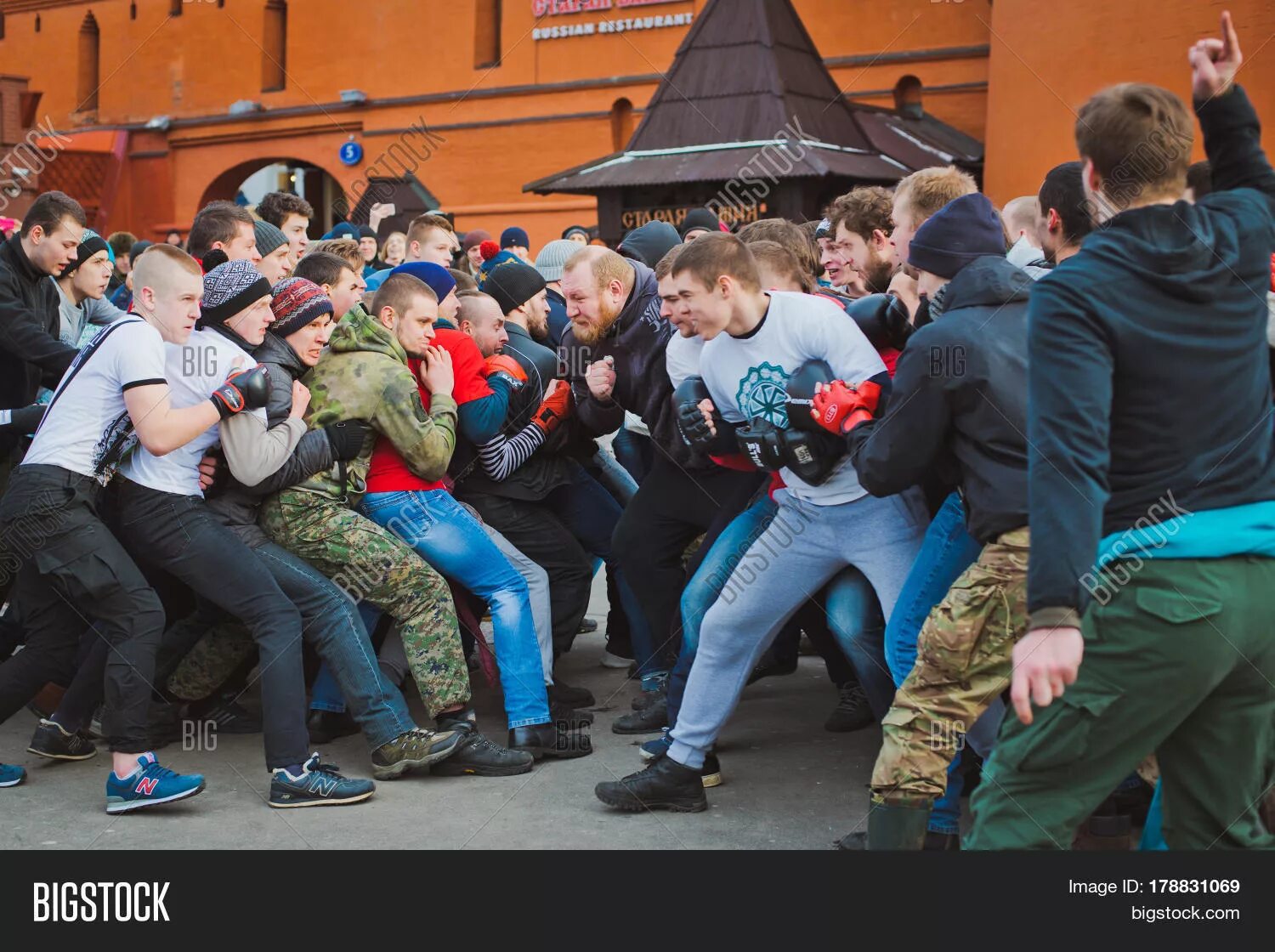 Хулиганы красная площадь. Moscow Hooligans. Москва хулиганы. Хулиган с красным Моско. Хулиганы красной