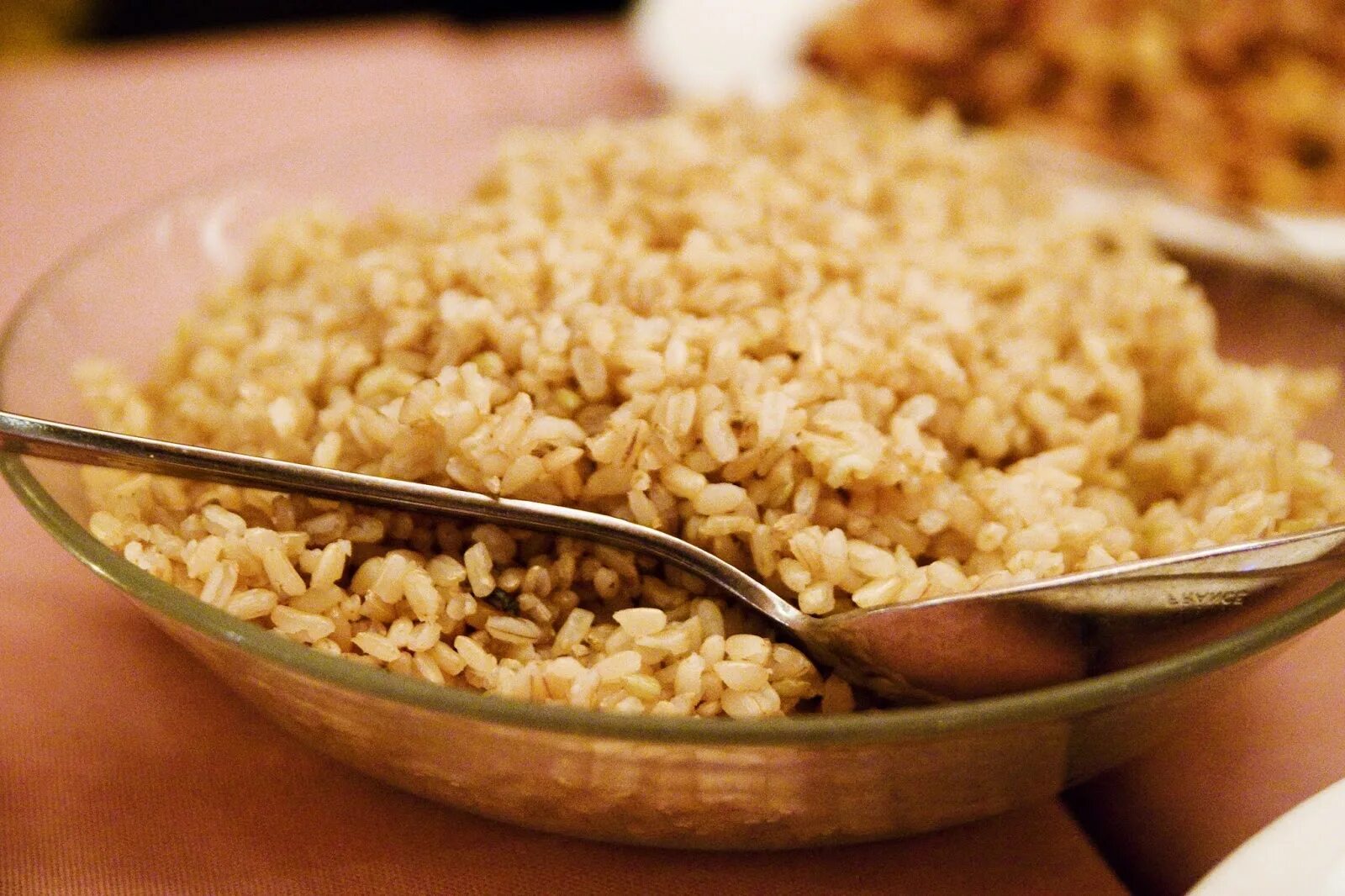 Brown Rice. Диетический рис. Бурый рис в тарелке. Воздушный рис Япония. 2 выносл вый рис вать