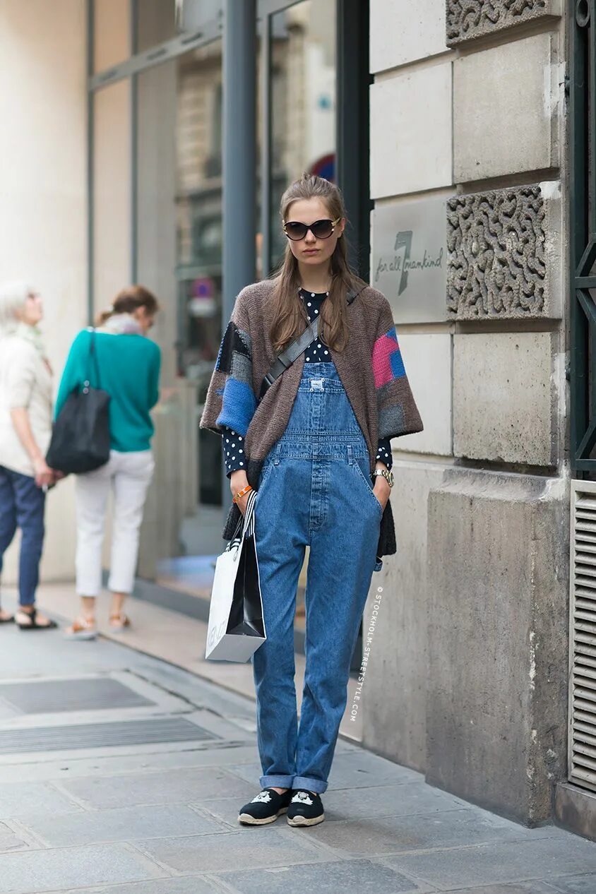 с чем носить джинсовый комбинезон. образы с джинсовым комбинезоном. девушка в джинсовом комбинезоне. джинсовый комбинезон с водолазкой. джинсовый комбинезон с топом.