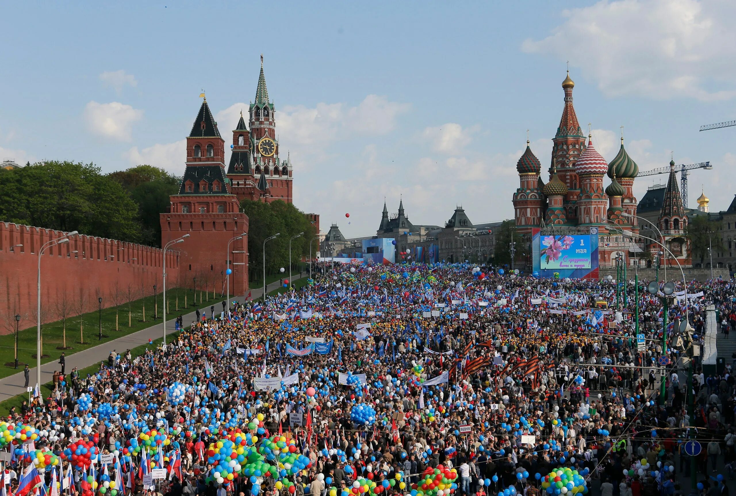 Какие сегодня стоят. Москва красная площадь 1 мая. Демонстрация на красной площади 1 мая. Народ на красной площади. Толпа на красной площади.