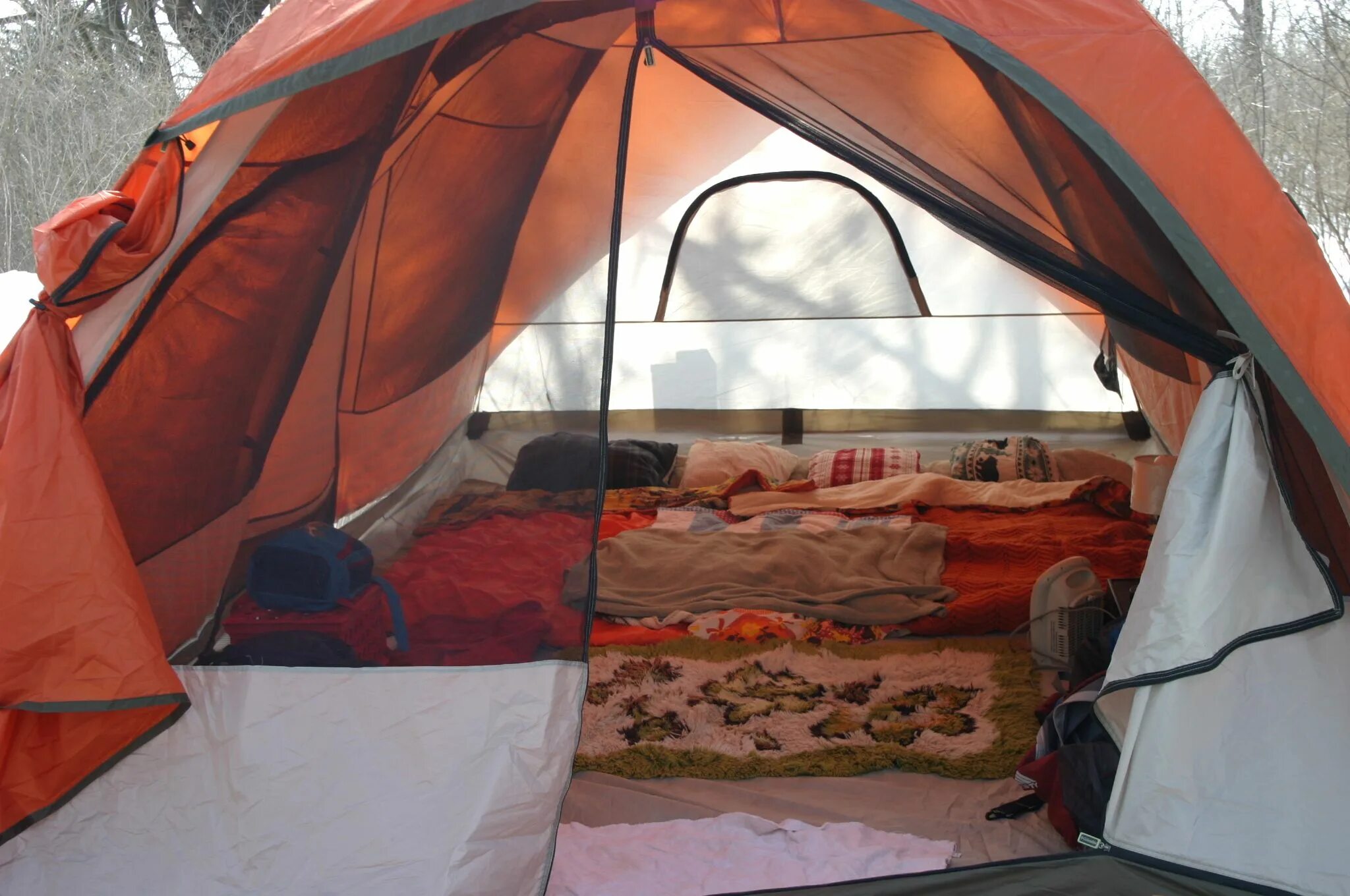 Палатка. Палатка внутри. Палатка туристическая внутри. Палатка изнутри.