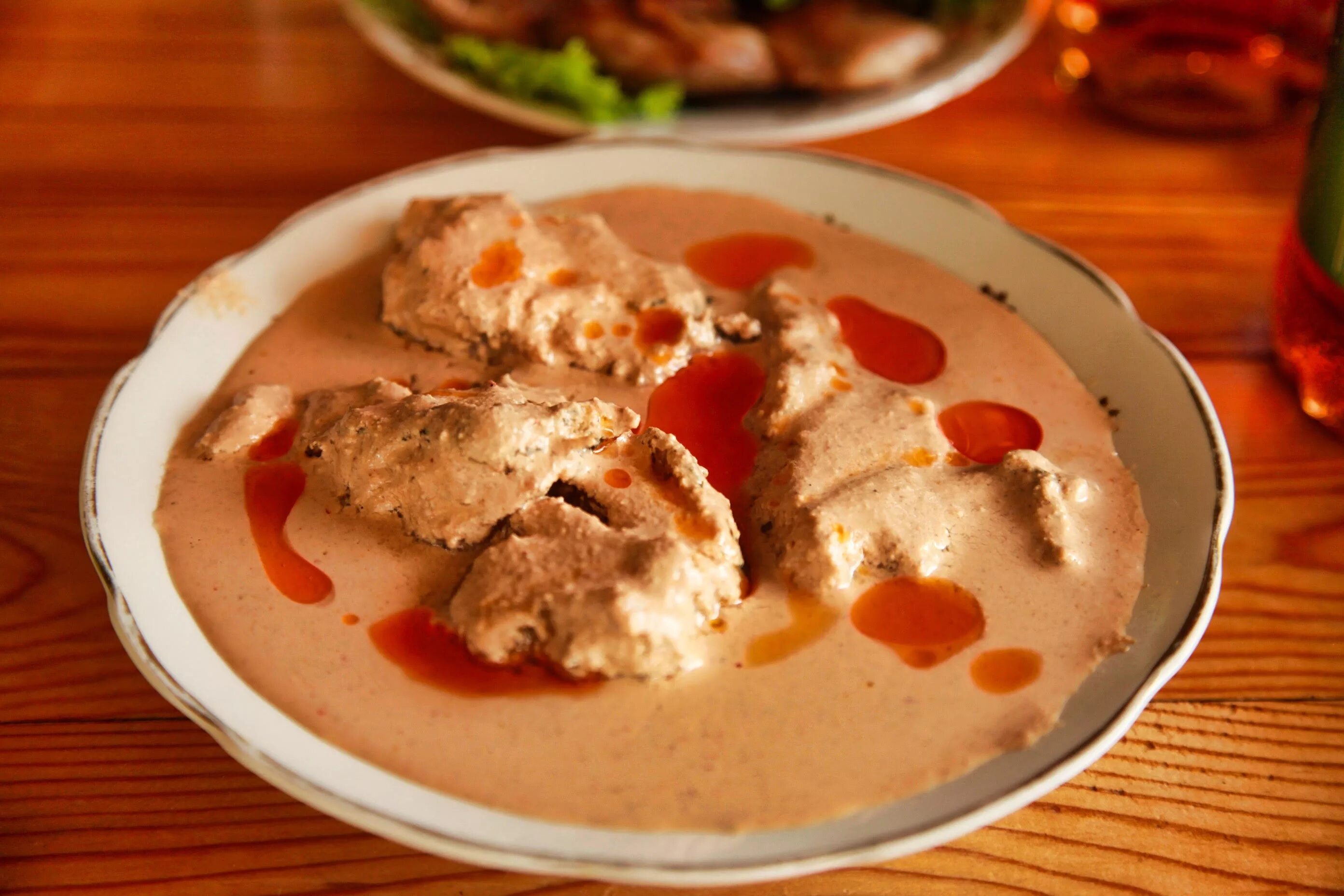 Грузинская кухня сациви. Чахохбили с грецким орехом. Мамалыга с сациви. Курицы по грузински с орехами по-грузински. Как называется блюдо курица с орехами.