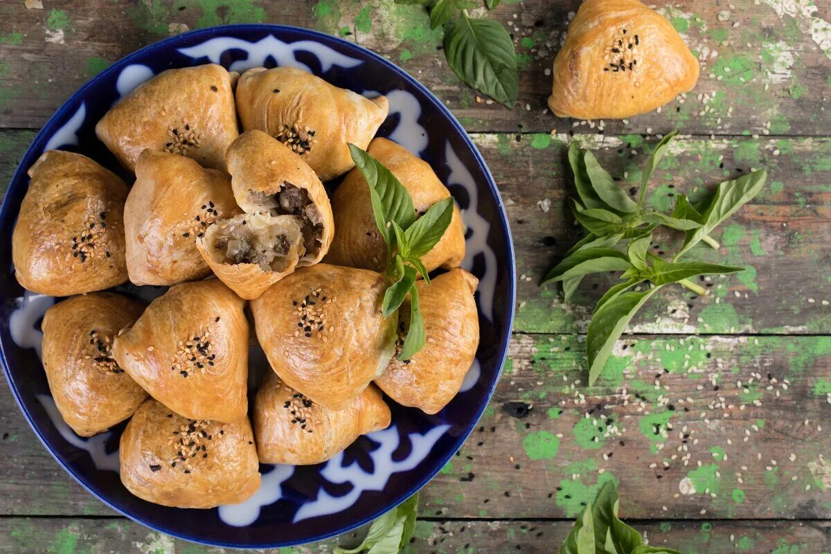 Самса в тандыре. Тандырная самса в тандыре. Самса тандырная. Узбекский самса tandir. Самса в тандыре.