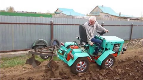 Мини трактор с плугом