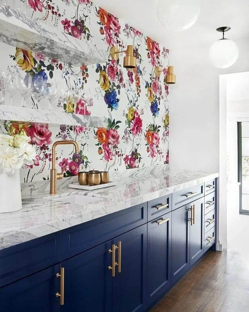 Кухни обклеенные обоями. Декор кухонной стены. Кухня в цветочек. Яркие обои для кухни. Цветочные обои на кухне.