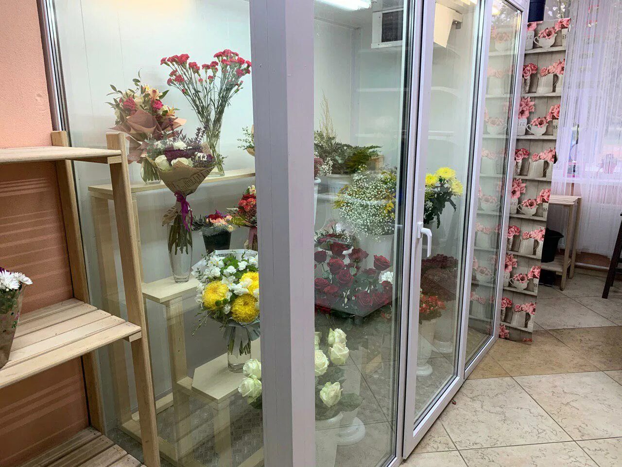 цветочный бутик. цветочный магазин. ассортимент цветов в цветочном магазине. цветочный салон. цветочный магазин лето интернет магазин.