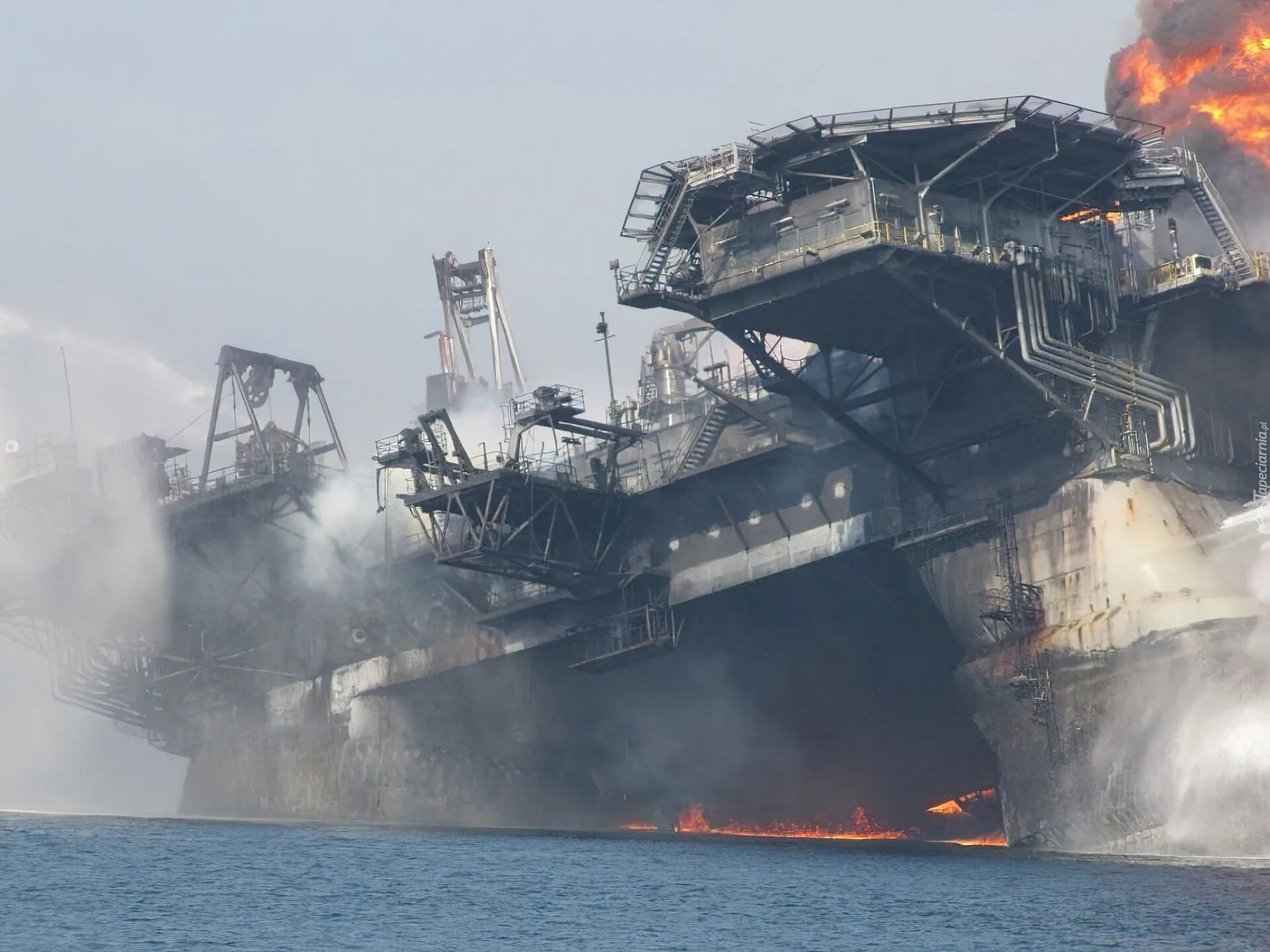 Взрыв нефтяной платформы Deepwater Horizon 2010. Авария на нефтяной платформе в мексиканском заливе 2010. Глубоководный Горизонт катастрофа 2010. Авария на нефтяной платформе Deepwater Horizon. 15 апреля 2010