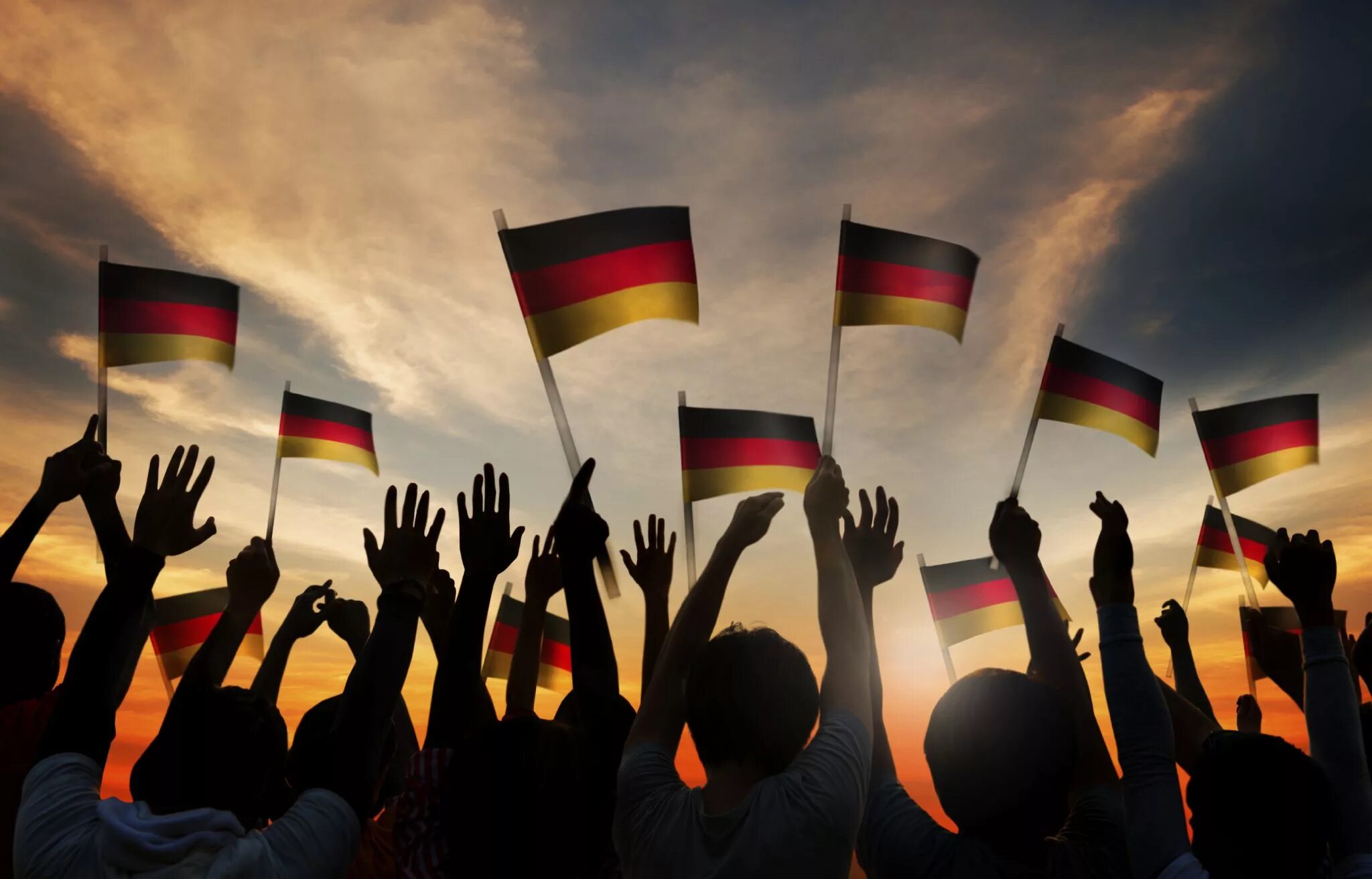 Германия народы страны. Народы Германии. Германия люди. Молодежь Германии. Человек с флагом Германии.