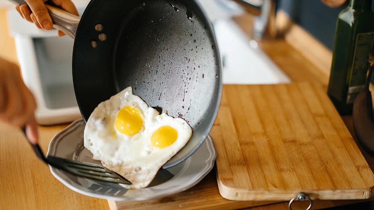 Как приготовить вкусную яичницу. Готовка яичницы. девушка с яичницей. девушка готовит яичницу. девушка жарит яичницу.