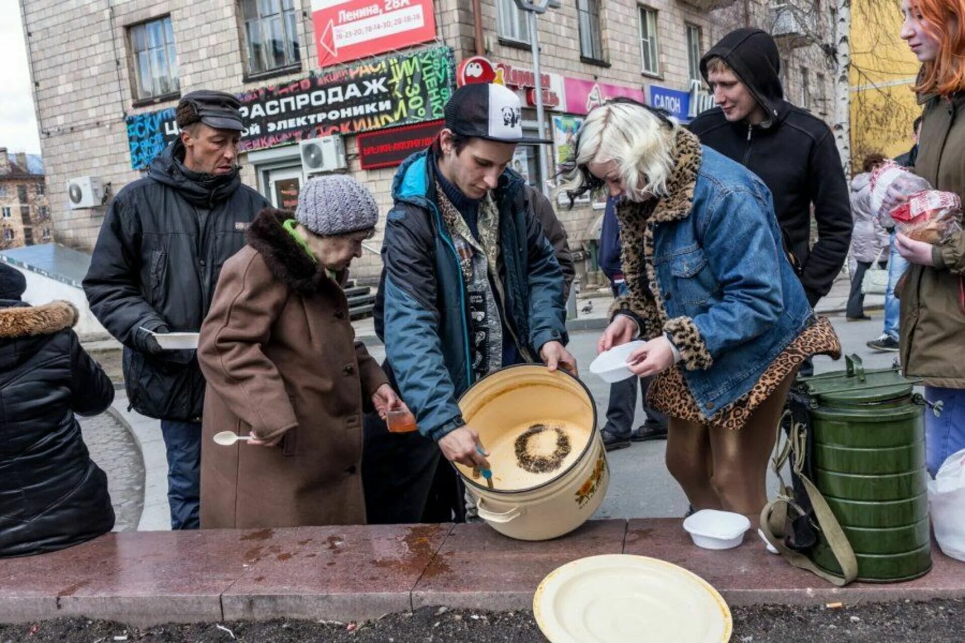 Живет в тяжелых условиях. Нищие россияне. Нищета в России. Бедность в России.