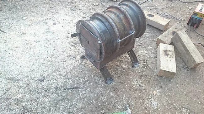 Печка из колесных дисков газ 3307 для бани. Печка в гараж. Печь из колесных дисков для гаража. Печка из колесных дисков газ 3307 для бани. Печка буржуйка из дисков для гаража.