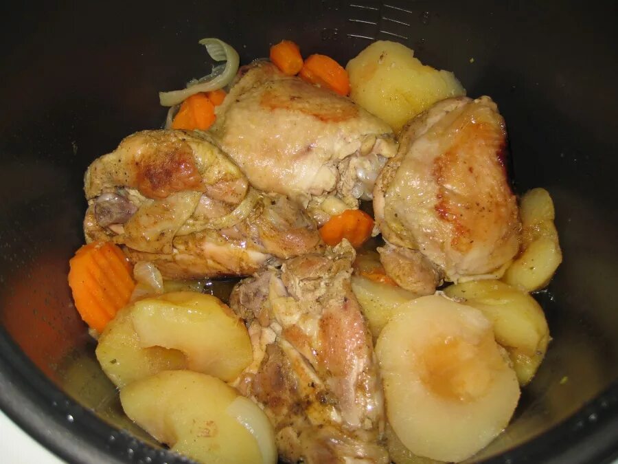 Рецепты вкусной курицы в мультиварке. Курица с яблоками в мультиварке. Курица тушеная с яблоками. Тушеная курица в мультиварке. Тушеный цыпленок.