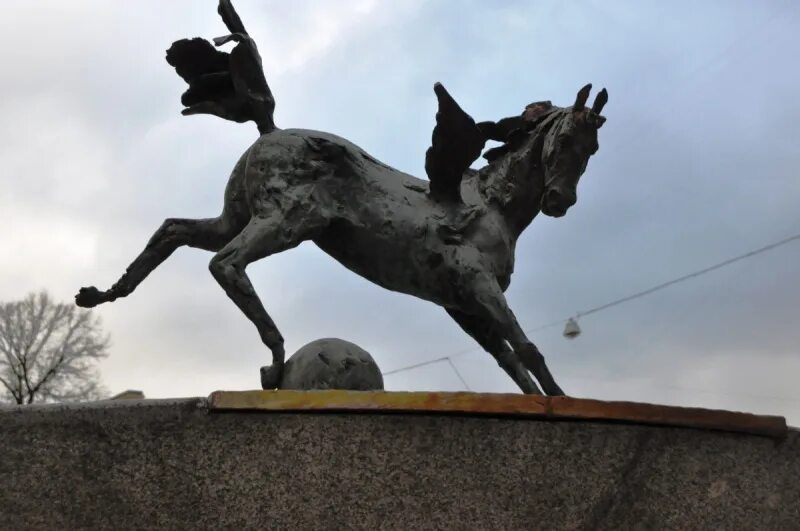 Есть в кузбассе конь крылатый. Скульптура лошади сзади. Памятники маленькие лошади на Конюшенной. Нельзя подходить к лошади сзади. Подойдите к лошади сзади.